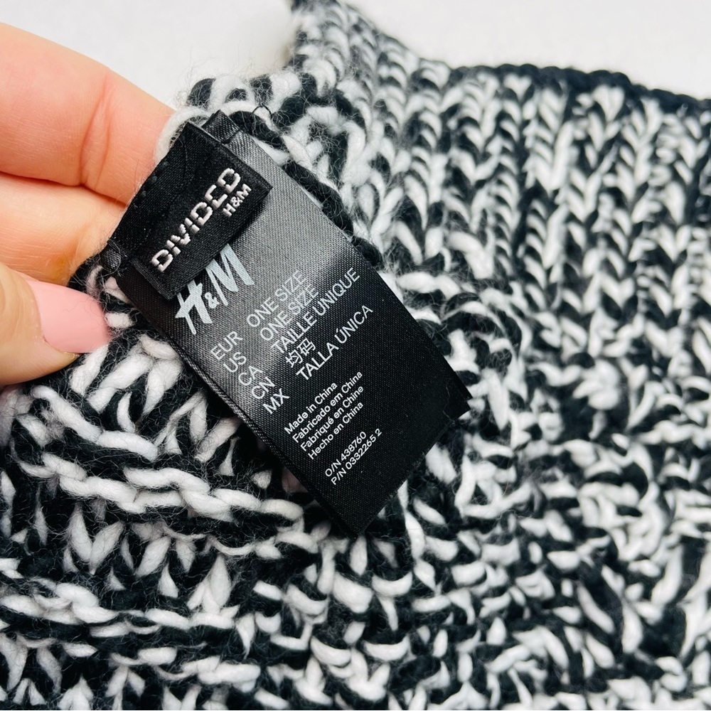 𝅺H&M NWOT Chunky Cable Knit Scarf in Black and White - Bundle & Save! - Picture 4 of 8